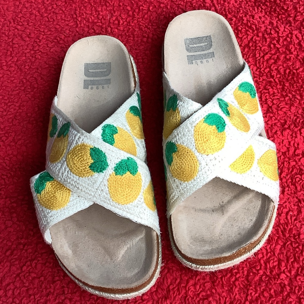 Delicious White Womens Pineapple Crossband Sandals with Yellow & Green Accents